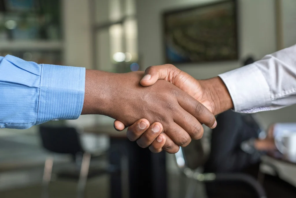 Dois empresários a cumprimentar-se.
