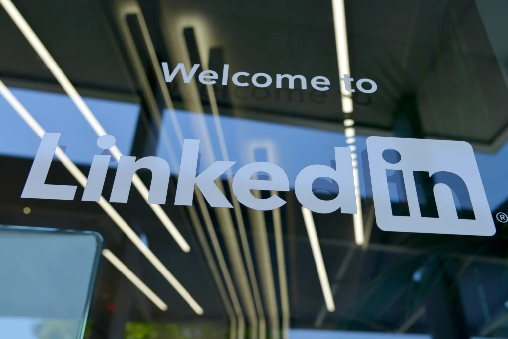 Vidro com o logotipo do Linkedin