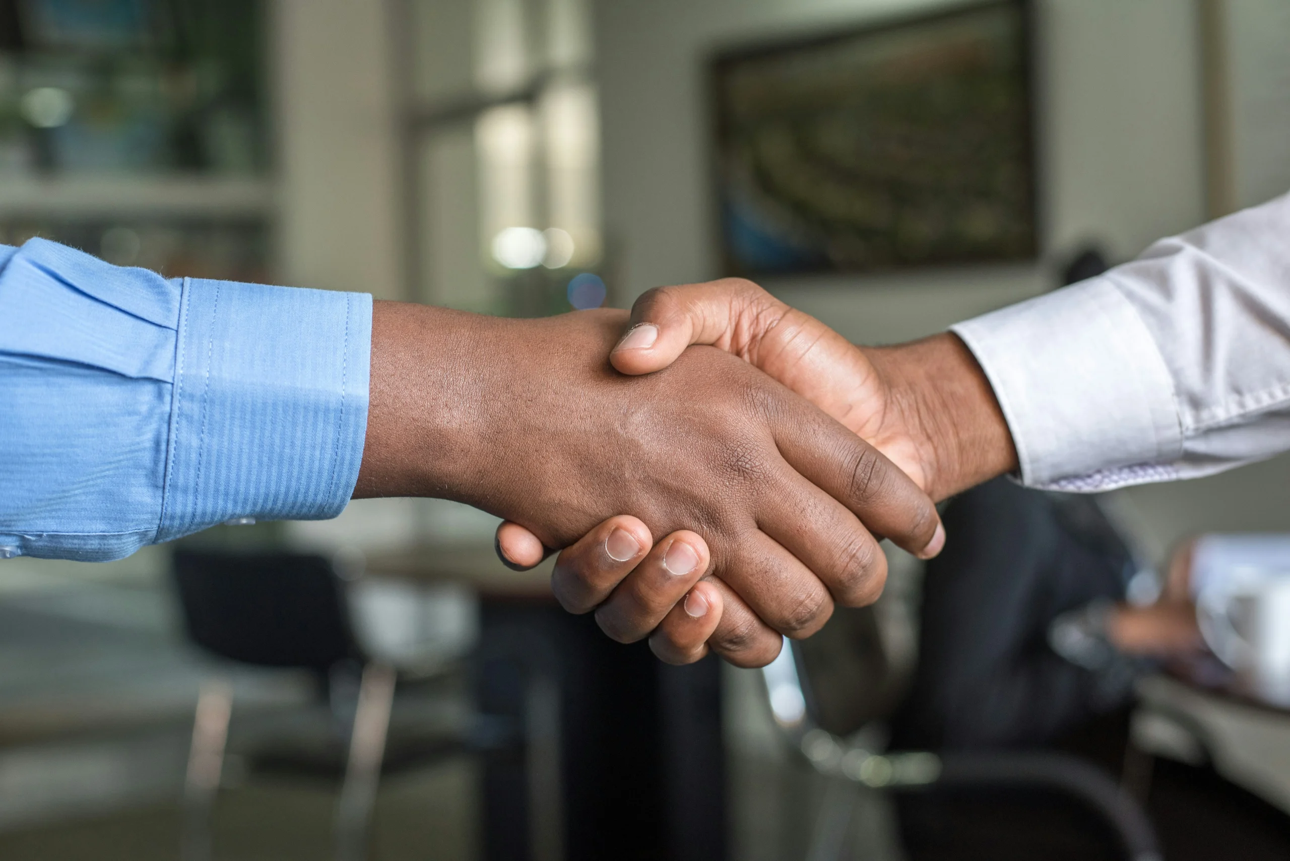 Dois empresários a cumprimentar-se.